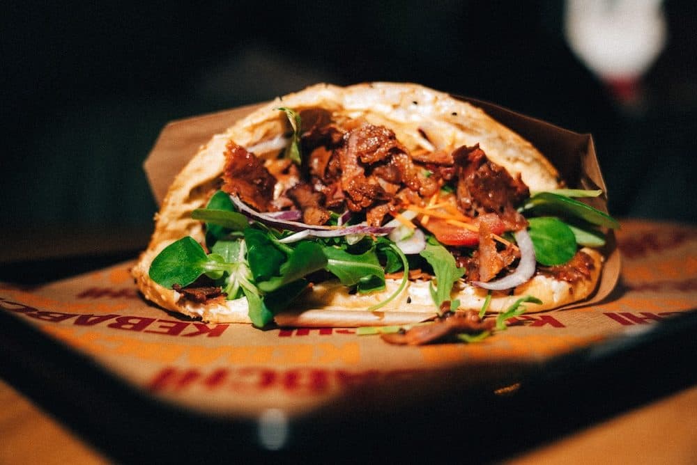 KEBABCHI Döner auf dem Tablett