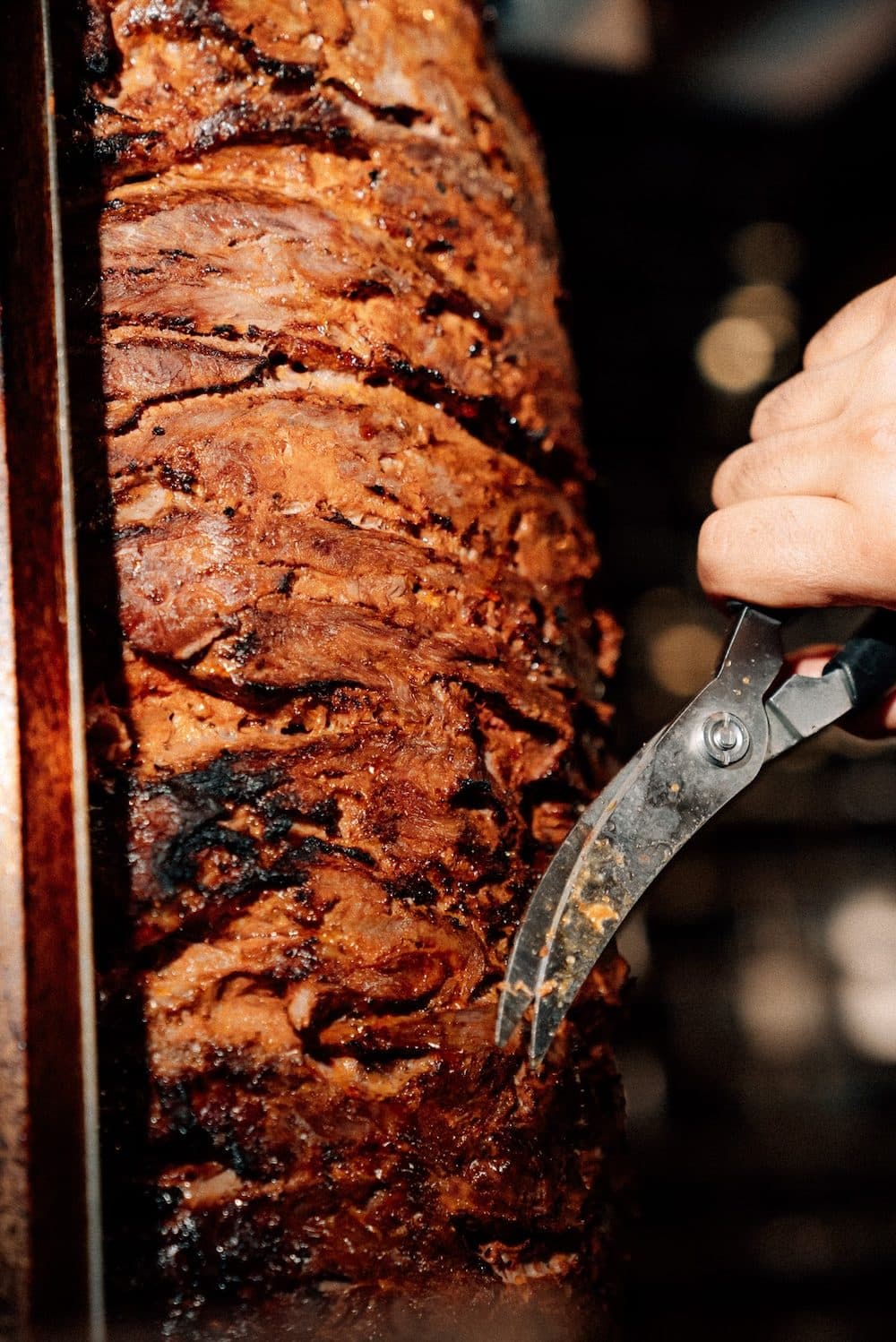 Fleisch wird frisch vom Spieß geschnitten